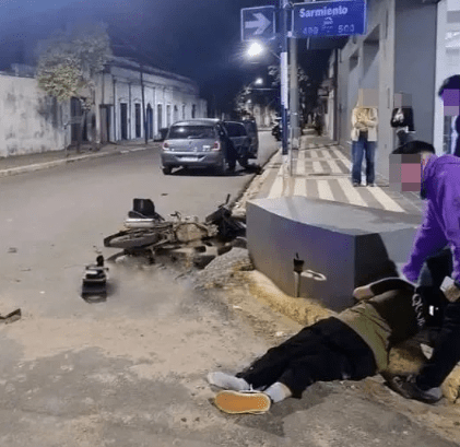 Choque entre auto y moto: recibió un fuerte golpe en su cabeza