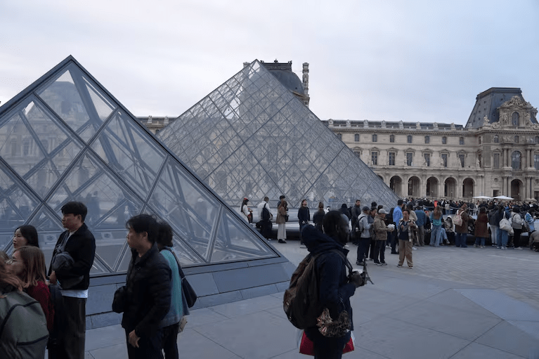 Reabrió el Museo del Louvre tras el millonario robo de joyas de la corona francesa