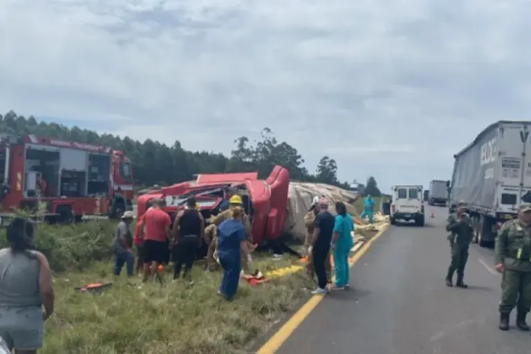 Camionero herido en despiste y vuelco en la autovía de Ruta 14