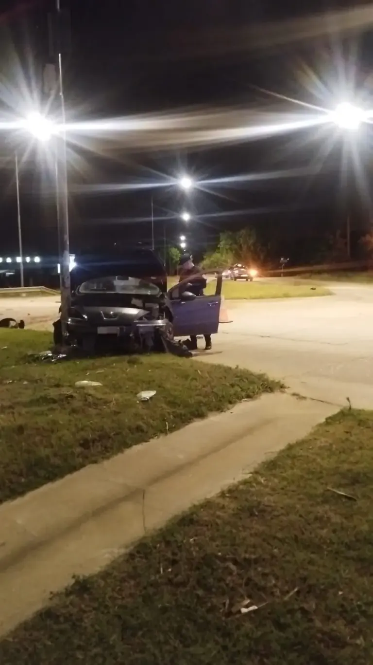 SINIESTRO VIAL: colisionó contra poste de alumbrado público y le secuestraron el auto por falta de seguro.