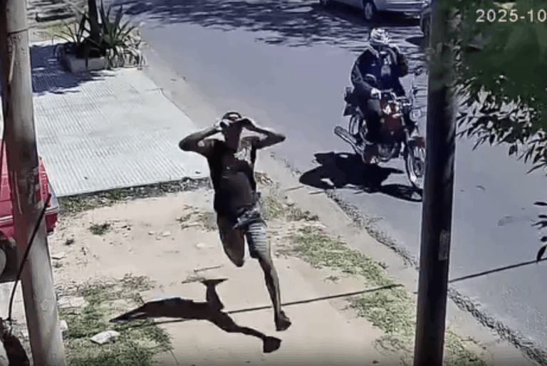 VIDEO: Atraparon a Pareja de motochorros que atacó a una mujer