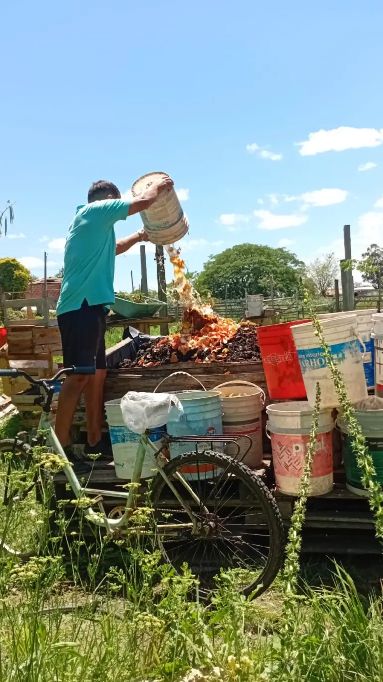 La huerta comunitaria Raíces solicita la donación de baldes en desuso para continuar su labor en La Bianca