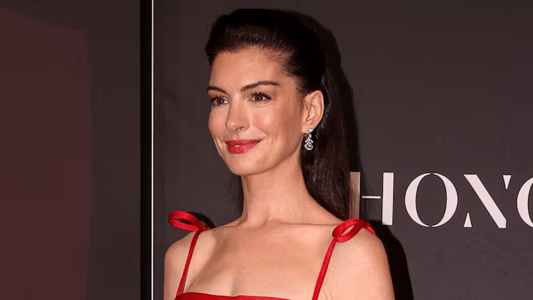 Anne Hathaway causó impacto con un vestido vintage rojo Valentino en una gala en Nueva York