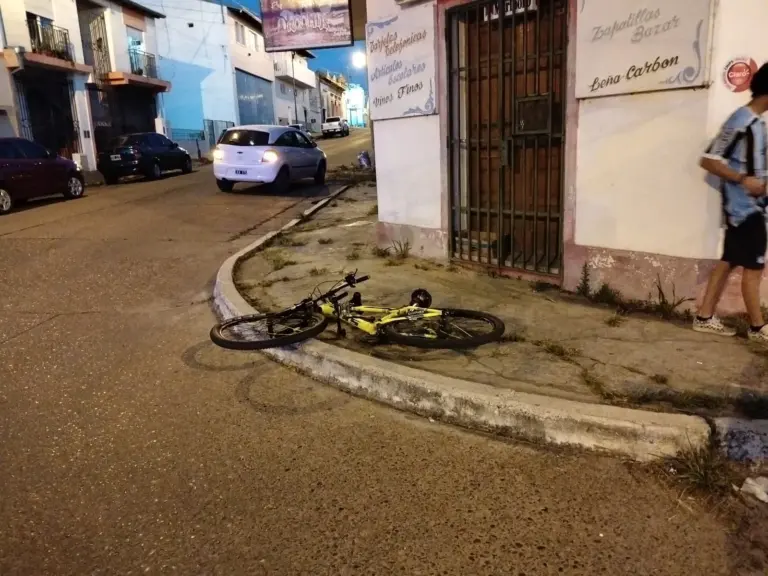 Un ciclista resultó lesionado en choque con un auto en Avellaneda e Ituzaingo.