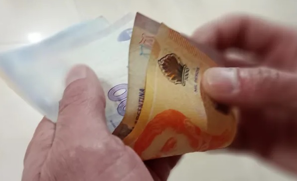 Definirán el aumento del sueldo mínimo para trabajadores