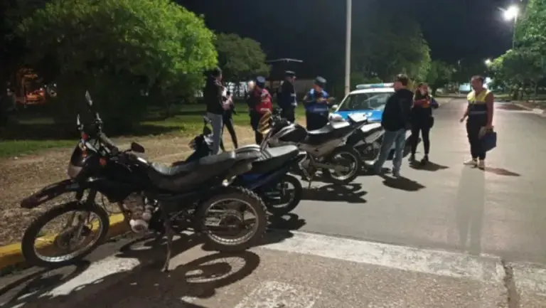 En la madrugada, la Policía secuestró ocho motos de 23 controladas y retuvo cuatro autos por deficiente documentación.