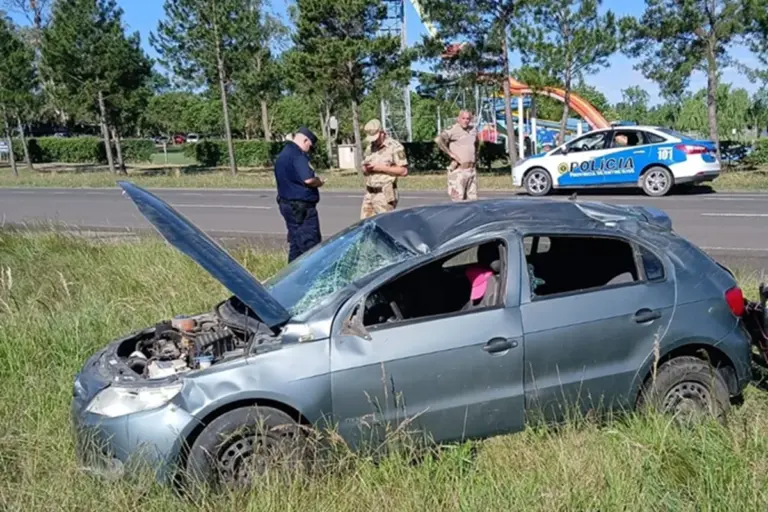 Una mujer y dos menores resultaron con lesiones leves tras vuelco en la Ruta Nacional 14