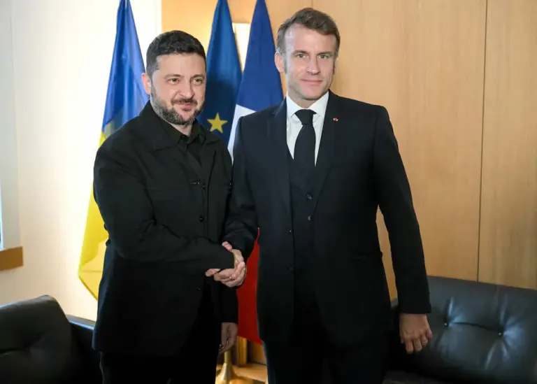 Zelensky viaja a París para avanzar en un acuerdo clave que permita reforzar la defensa aérea de Ucrania frente a los ataques rusos