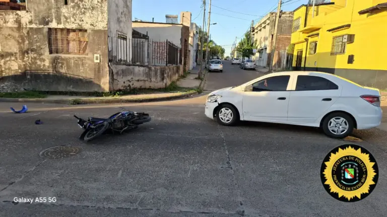 El choque del día entre un auto y una moto dejó como resultado un joven lesionado.