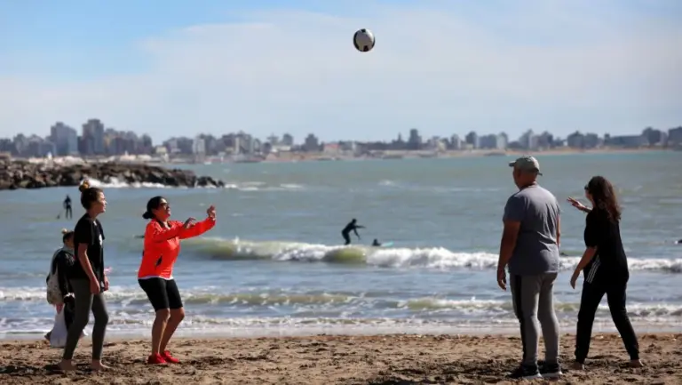 Fin de semana largo en Argentina: viajó más gente pero se gastó menos