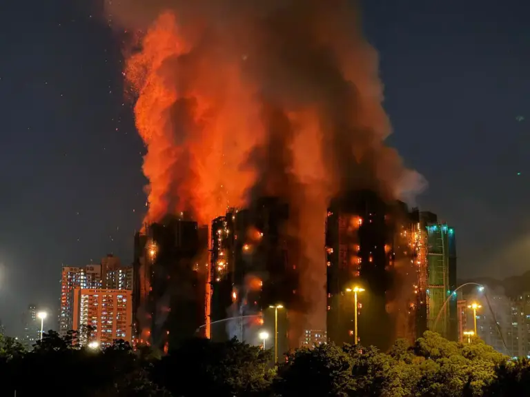 Hong Kong sufre el peor incendio en 70 años: ascienden a 55 los muertos y hay 250 personas desaparecidas