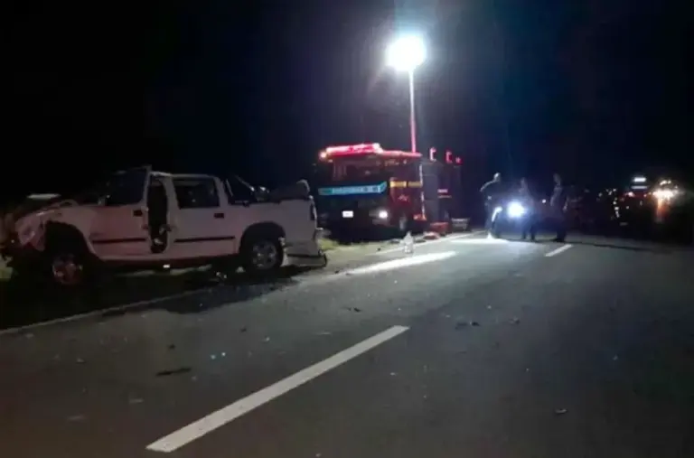 Una mujer murió y tres personas resultaron heridas tras choque entre camioneta y tractor