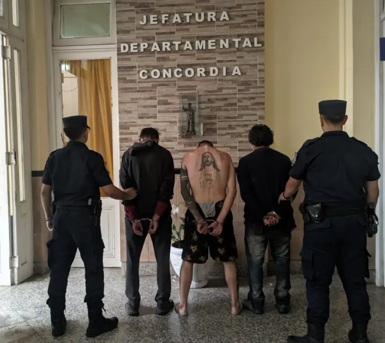 Un rodantero que viaja por el país para conocerlo, estacionó su motor home en la Costanera y tres cacos se le metieron dentro y lo robaron.