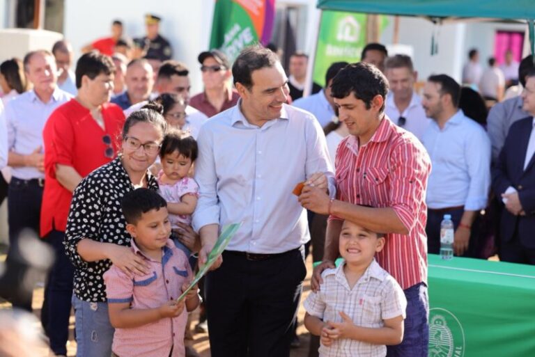 Valdés, con varias inauguraciones en Capital e Interior