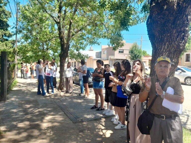 Abrazo simbólico a una escuela sin clases