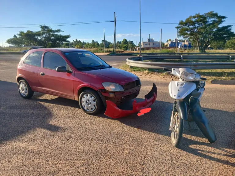 La crónica de todos los días: Auto choca contra una moto, conductor lesionado internado en Masvernat.