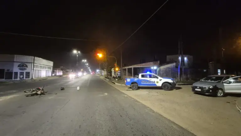 Dos motociclistas resultaron lesionados tras ser embestidos por un auto que circulaba en contramano en San Lorenzo e Isthilart.
