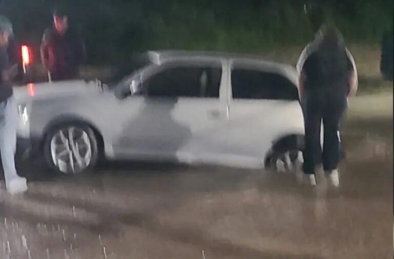 Un vehículo quedó atascado en un socavón en pleno barrio