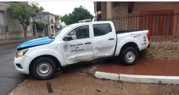 Un patrullero de la Sexta chocó con un auto conducido por una embarazada, todos fueron trasladados al hospital.