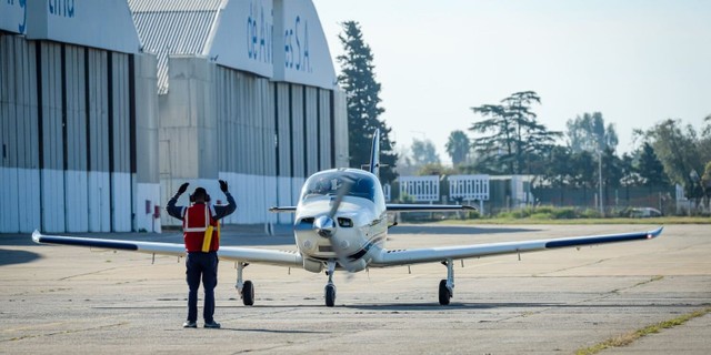 Fábrica de aviones prepara 200 despidos y presenta avión entrenador para los F-16