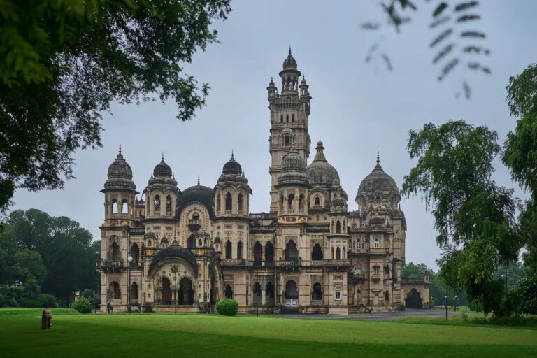 La casa más grande del mundo: tiene 170 habitaciones y vive una familia de cuatro personas