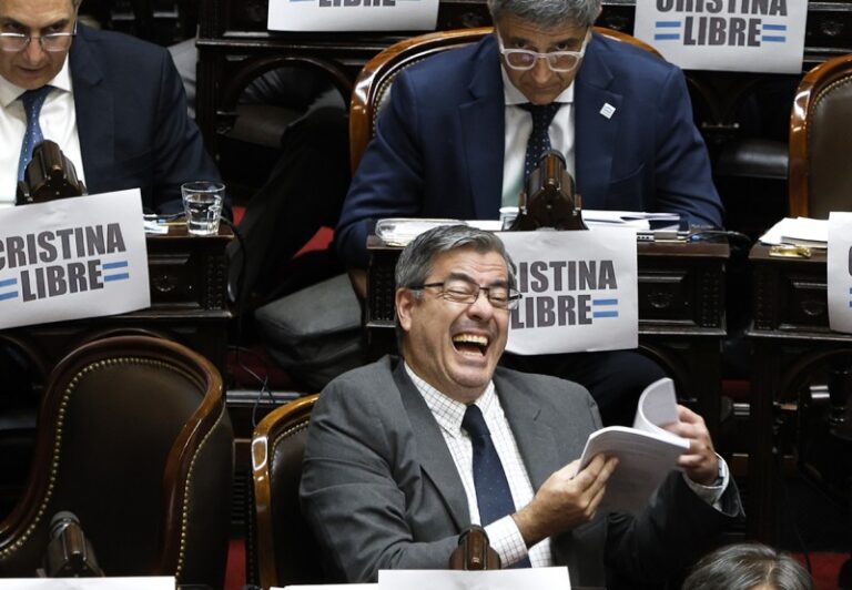 Martínez se burló del desconcierto de Benegas Lynch: «está en bolas»