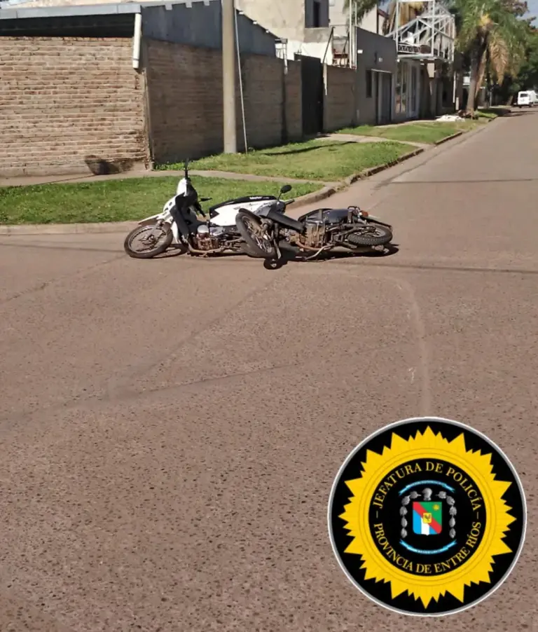 Una mujer motociclista sufrió fractura de tibia y peroné tras choque en una esquina de Concordia.