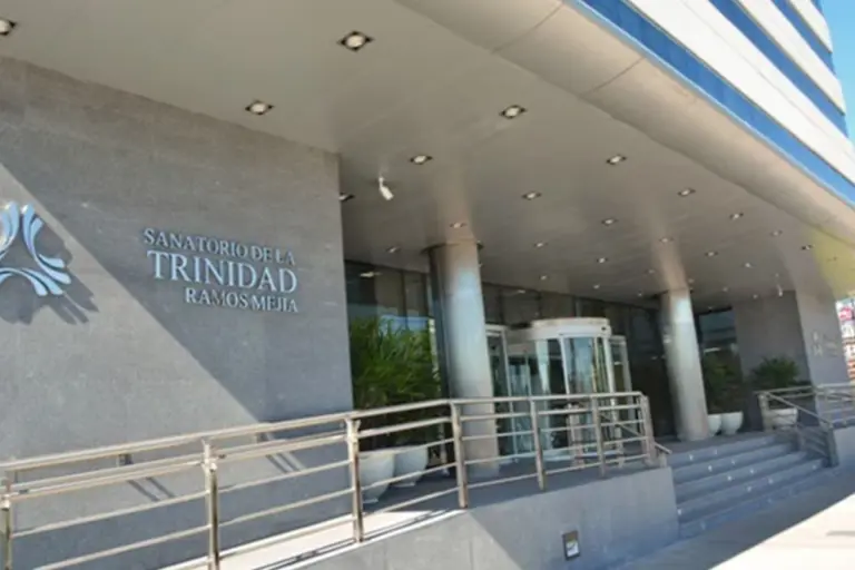 Una nena está internada tras recibir el impacto de una bala perdida.