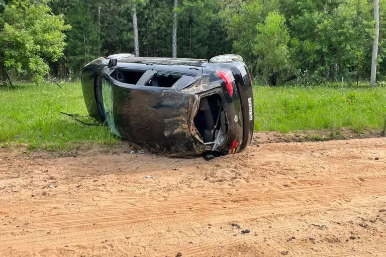 Hospitalizaron a dos jóvenes que volcaron con su auto en la mañana de Navidad