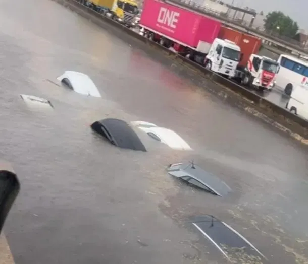 Fuerte temporal en Buenos Aires: un shopping inundado y autos bajo el agua en la Panamericana