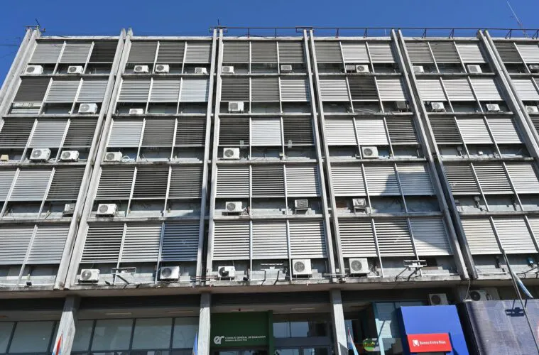 Nos gobiernan, no saben ni escribir y cierran cargos, cursos, recategorizan negativamente escuelas Por qué será?