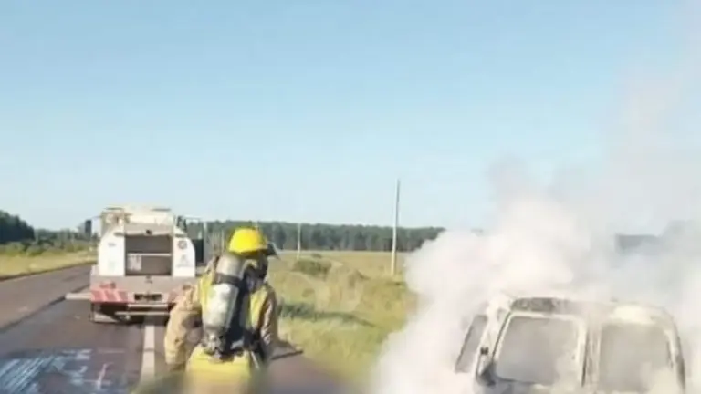 Se prendió fuego un auto con cinco ocupantes sobre la Ruta 14