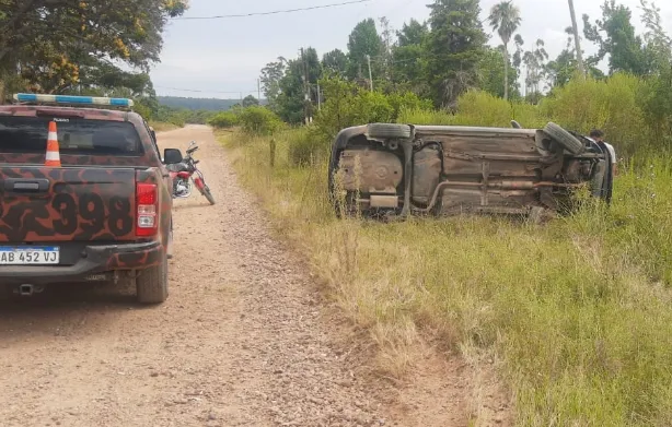 Probaban como rajaba «el auto de papá» en la ruta de ripio  y volcaron