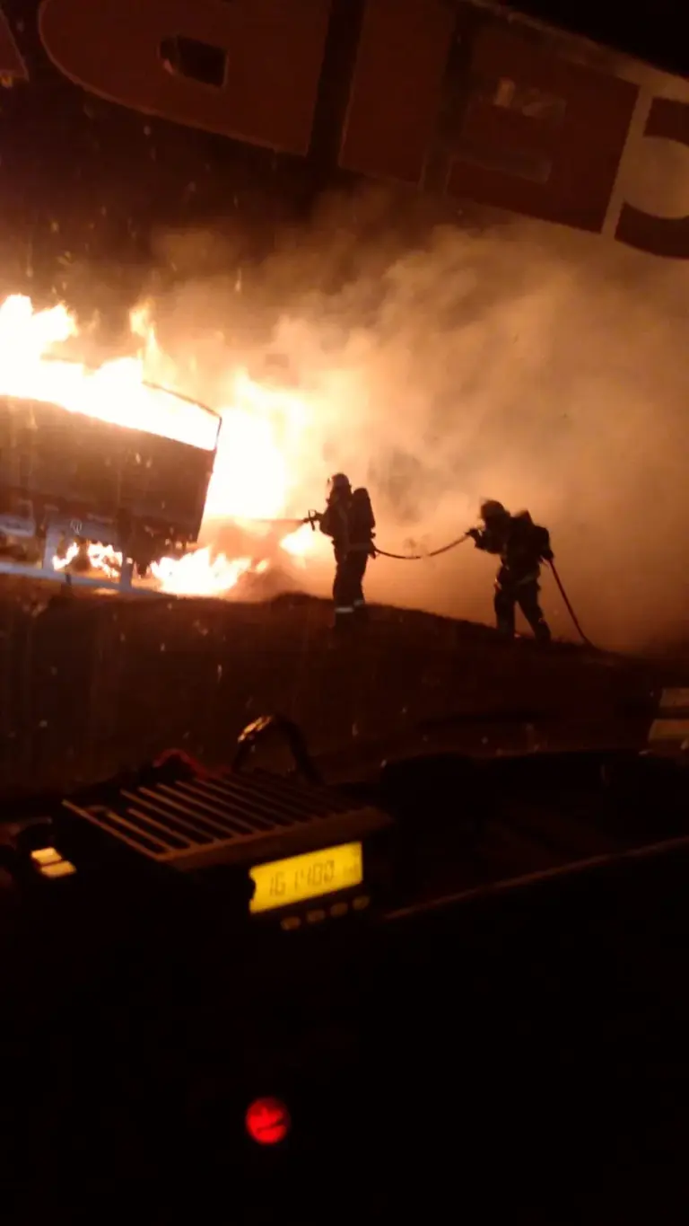 Se pide transitar con suma precaución en el Km. 118 de la  Autovía por el incendio en un camión