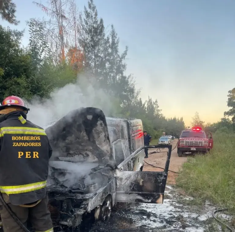 Estaban distribuyendo encomiendas cuando, de repente, se les prendió fuego la camioneta.