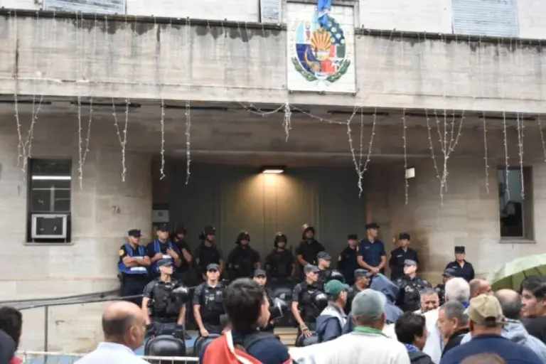 Tensión en el Palacio Municipal: trabajadores marcharon contra los despidos y el municipio amaneció cercado por la policía