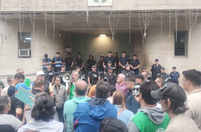 ATE denuncia persecución ideológica del Intendente Francisco Azcué.