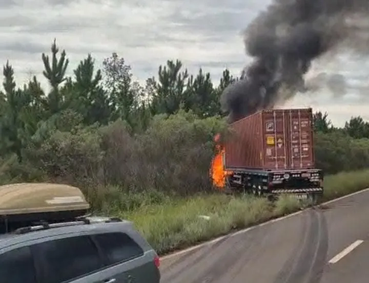 Nueva tragedia con un auto incendiado en la Ruta 14 tras la curva del «Gauchito Gil».