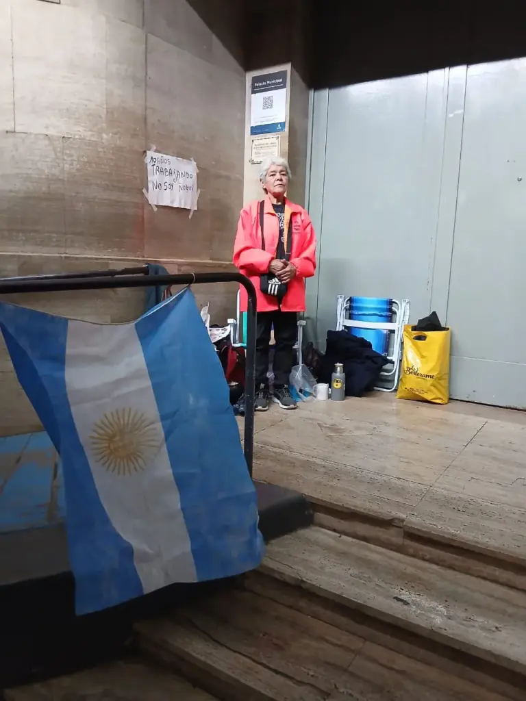 BAJO LA LLUVIA Y EL VIENTO, UNA MADRE SE ENCADENÓ A LA MUNICIPALIDAD PARA DEFENDER EL TRABAJO DE SU HIJA