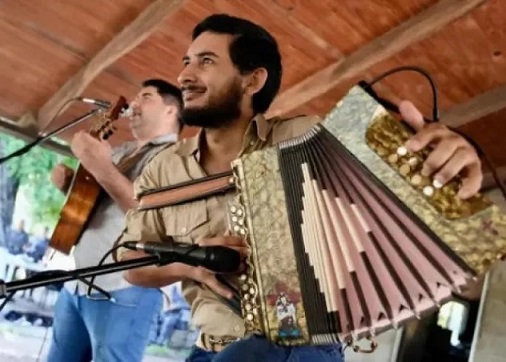 Chamamé tras las rejas: Los GuepáChé emocionaron en el Penal 4