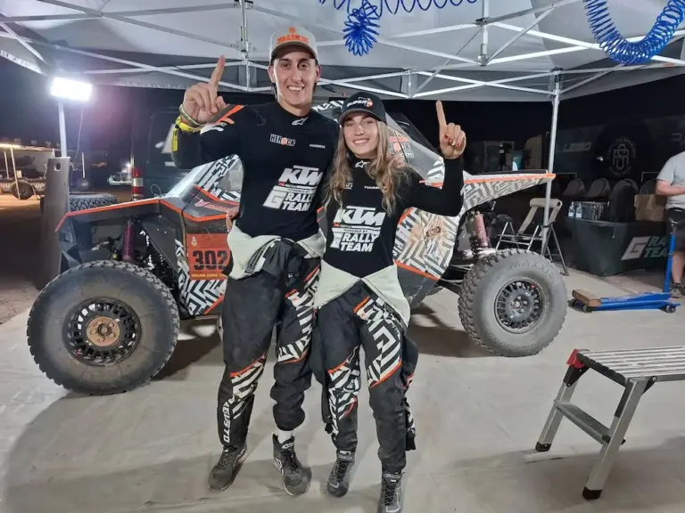 Hizo motocross, equitación y sorprendió ganando en el Dakar: quién es la joven piloto que compite junto a un bombero voluntario argentino