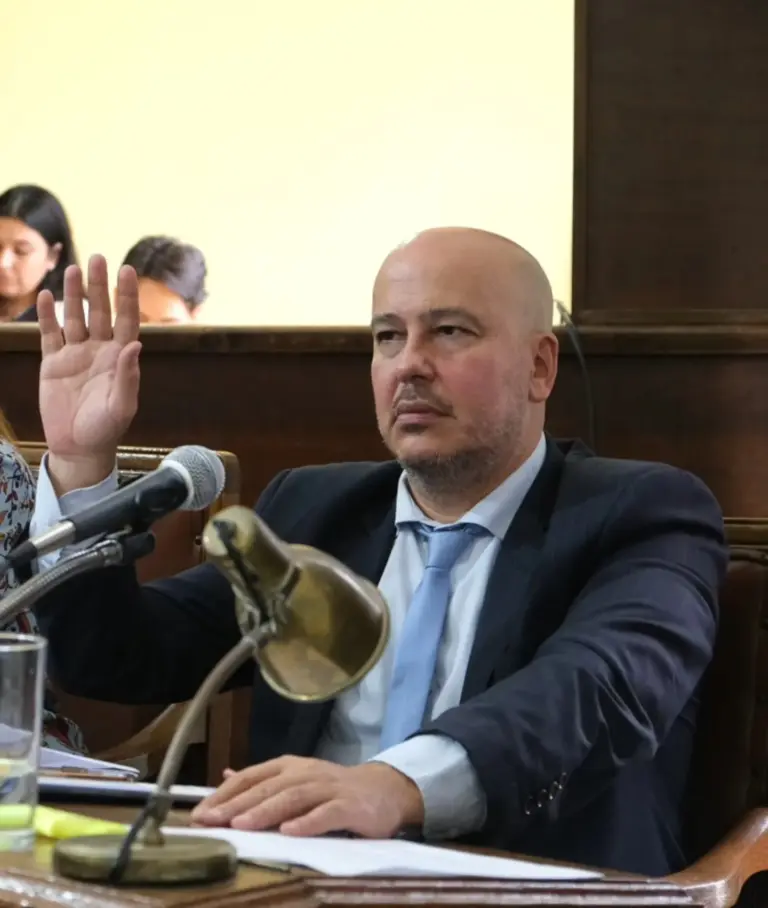 Momento !: Quiero decir ésto: escúchenme con atención !