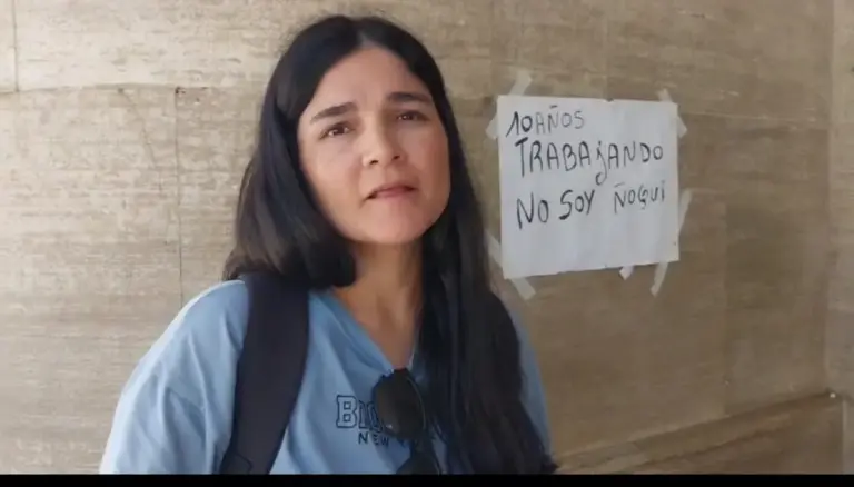 JOVEN DESPEDIDA POR AZCUE CONTINUA EL ACAMPE EN EL INGRESO AL MUNICIPIO