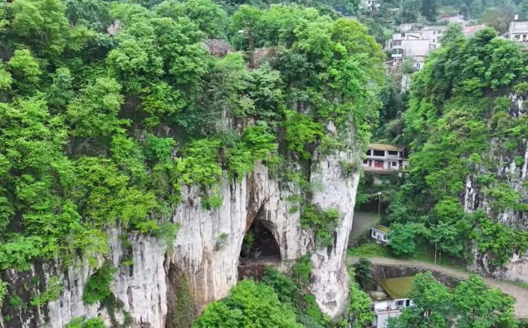 La increíble vida del hombre que vive solo en una cueva desde hace 50 años: La ubicación es perfecta