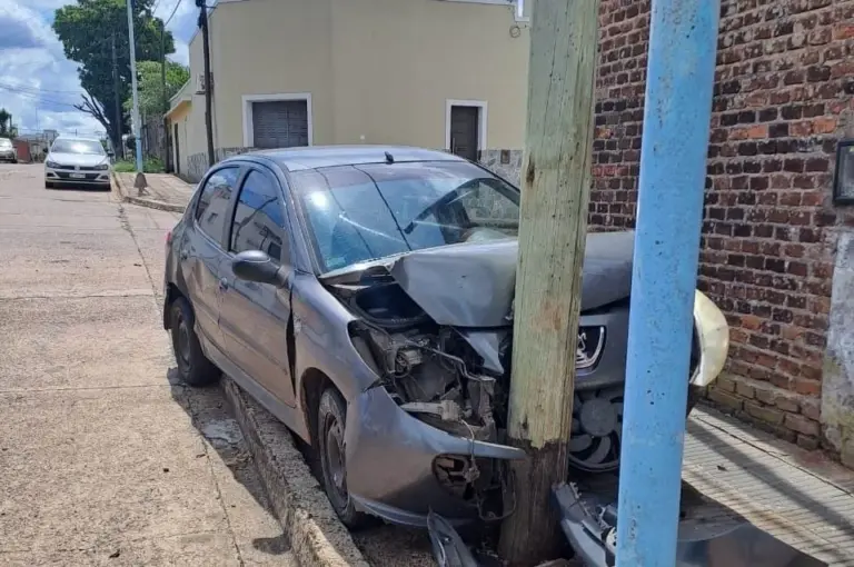 Automovilista perdió el control y colisionó contra un poste del tendido eléctrico