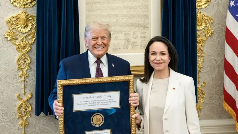 Durante su encuentro, María Corina Machado le regaló su medalla del Premio Nobel de la Paz a Donald Trump