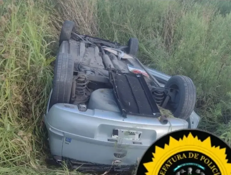 Conductor perdió el control del automóvil y terminó volcando en la ruta nacional 14