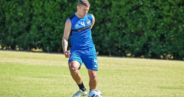 Un futbolista de Almagro busca club por las redes sociales: «Soy lateral derecho, pero puedo jugar por la izquierda sin problemas»