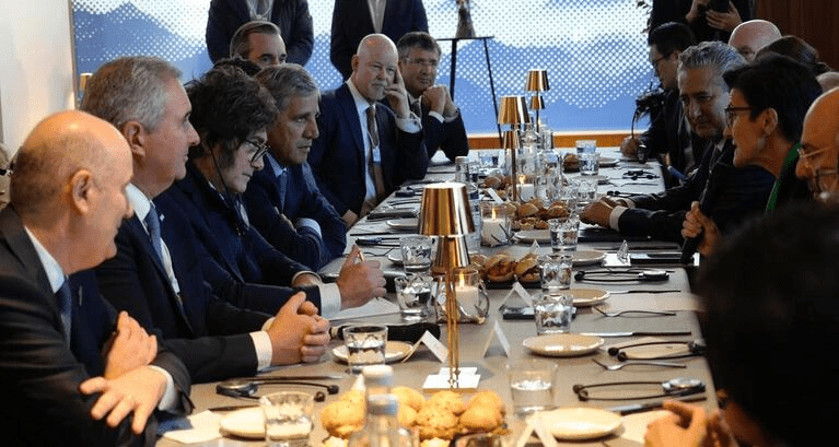 Milei se reunió con el presidente de Suiza y expuso su plan económico ante banqueros y empresarios para captar inversiones, en Davos