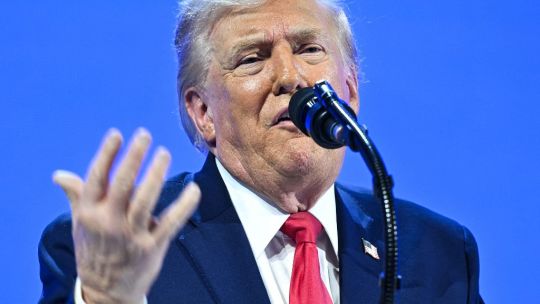 Trump elogia sus políticas económicas como ejemplo para Europa en Davos